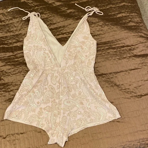 Tobi Stella paisley soft print deep V neck romper - Picture 3 of 5